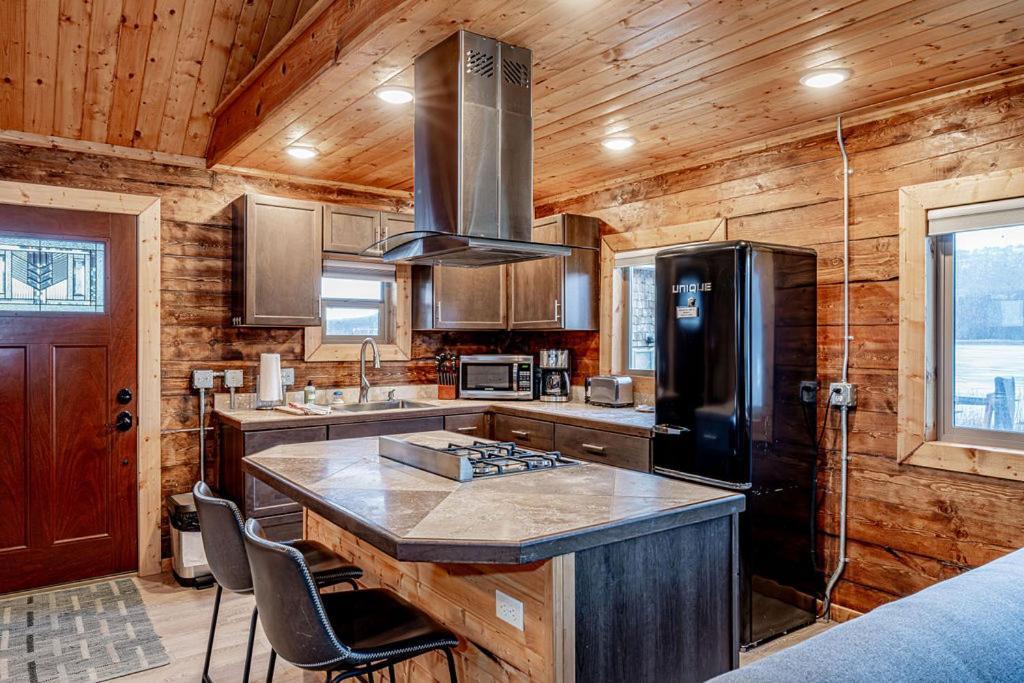 Lakeshore Lodging Cabins Хоумър Екстериор снимка